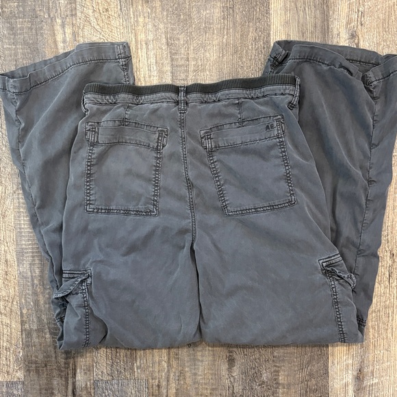 American Eagle Outfitters Dreamy Drape  Black Cargo Pants Size 12 - Picture 3 of 3